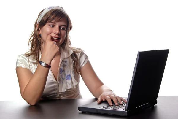 Jonge casual vrouw die met haar laptop werkt — Stockfoto