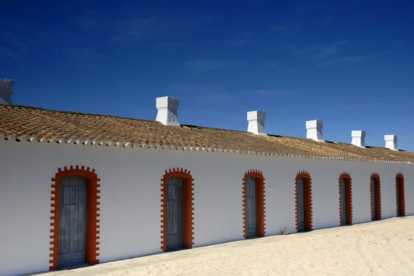 Velho detalhe da casa branca na praia algarve — Fotografia de Stock