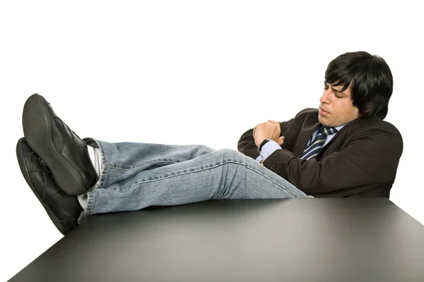 Giovane uomo d'affari annoiato su una scrivania — Foto Stock