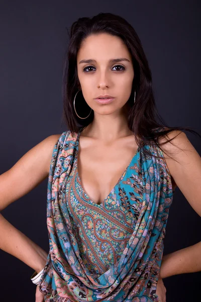 Jonge mooie brunette portret tegen zwarte achtergrond — Stockfoto