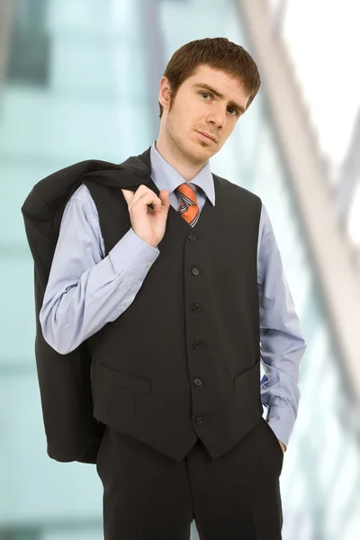 Jovem empresário retrato no escritório — Fotografia de Stock