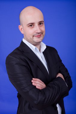 mavi bir arka plan üzerine bir genç adam portresi