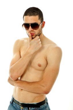 beyaz zemin üzerinde duygusal delikanlı