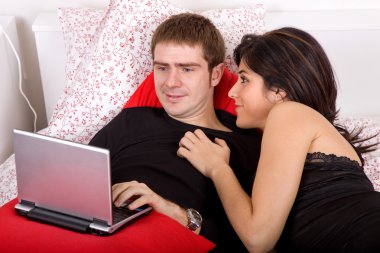 laptop ile mutlu bir çift gibi genç