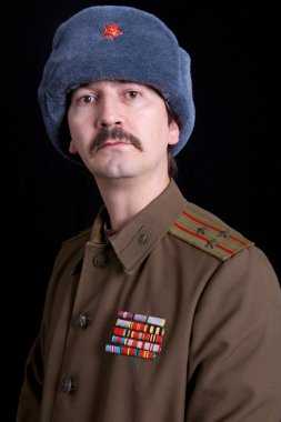Rus askeri olarak giyinmiş genç adam