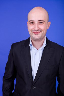 mavi bir arka plan üzerinde genç casual mutlu adam