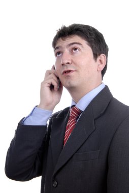 Beyaz arka planda telefonda genç adam