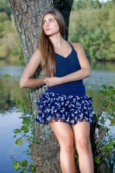 Jovem casual bela menina ao ar livre retrato — Fotografia de Stock