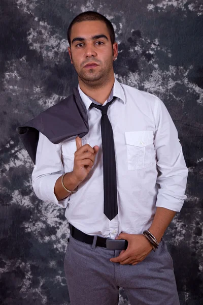 Joven hombre de negocios, frente a un fondo oscuro —  Fotos de Stock