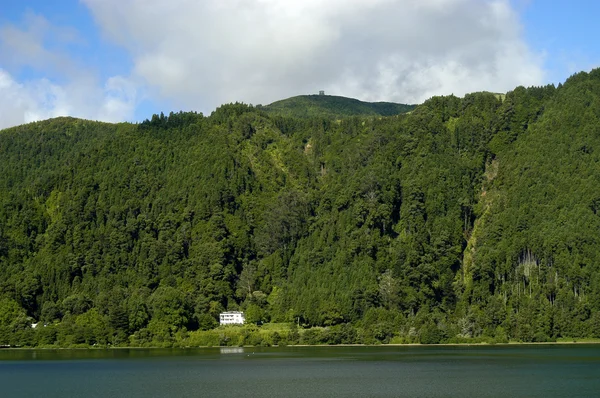 Lago e le montagne — Foto Stock