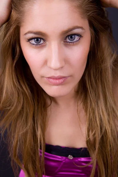 An young beautiful woman close up portrait — Stock Photo, Image