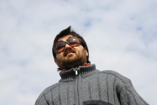 Junger lässiger Mann mit dem Himmel als Hintergrund — Stockfoto