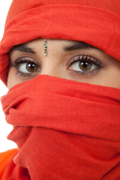 Jeune femme avec un voile gros plan — Photo