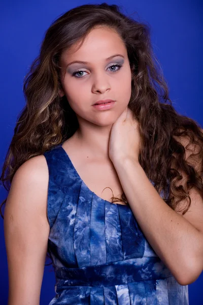 青色の背景に、若くてきれいな女性 — ストック写真