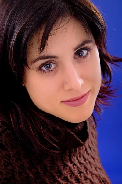 Gyönyörű fiatal nő, egy kék háttér — Stock Fotó