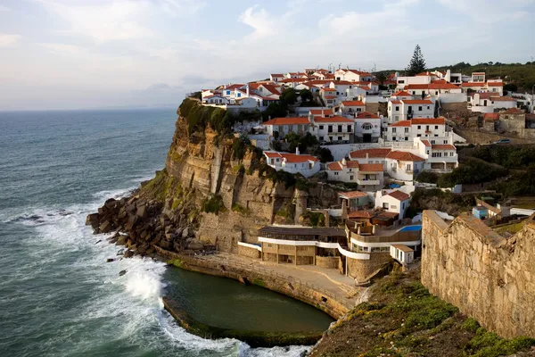 Veduta di Azenhas do Mar, situato sulle scogliere vicino Sintra, Portogallo . — Foto Stock