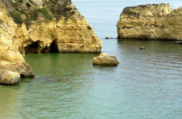 在葡萄牙南部沿海岩石 — 图库照片