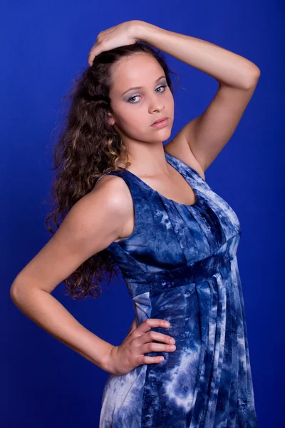 Joven mujer hermosa, sobre un fondo azul — Foto de Stock