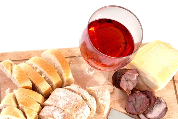 Набор еды с красным вином, изолированным на белом — стоковое фото