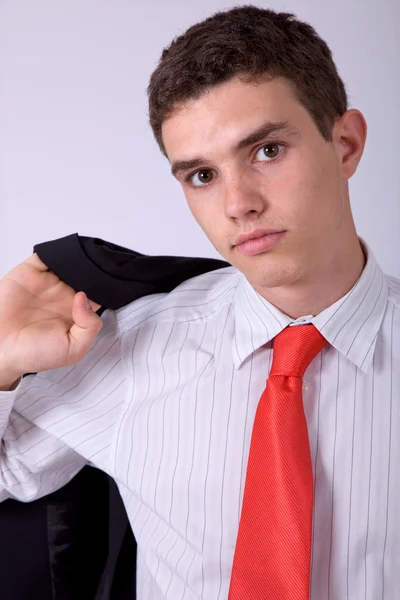 Junger Geschäftsmann nachdenklich, auf grauem Hintergrund — Stockfoto