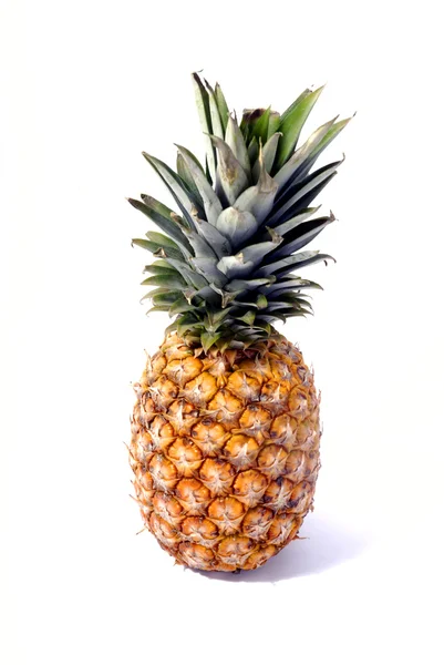 Großes Ananas-Detail auf weißem Hintergrund — Stockfoto