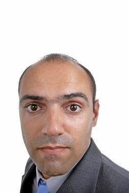 Beyaz arka planda genç iş adamı portresi