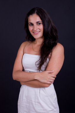 genç güzel esmer portre siyah arka plan