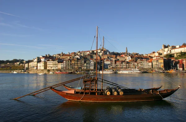 Typické loď v městě na severu Portugalska — Stock fotografie