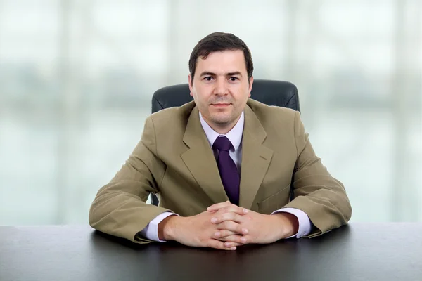 Young business man on a desk at the office — Stock Photo, Image