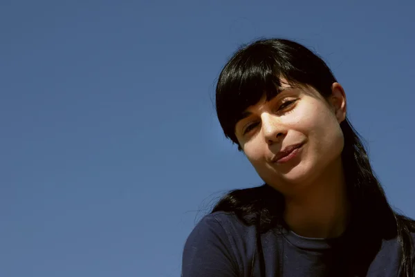 Retrato de menina jovem com o céu como fundo — Fotografia de Stock