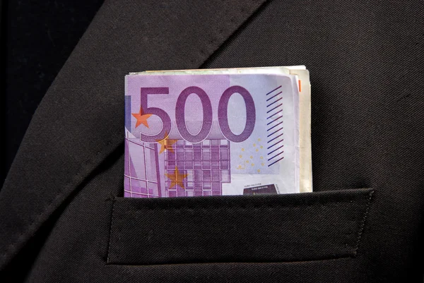 Банкноты в кармане бизнесмена — стоковое фото
