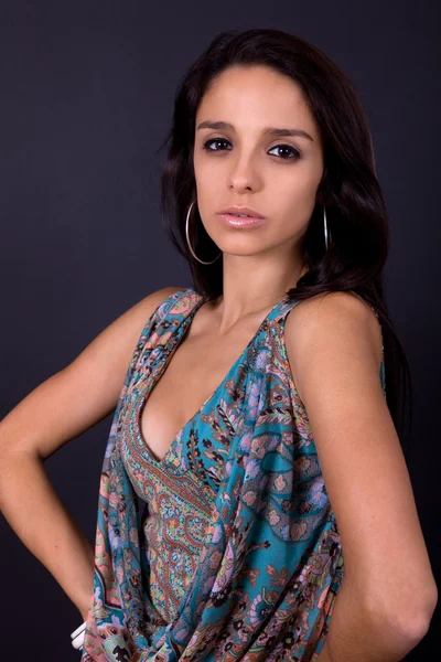 Joven hermosa morena retrato sobre fondo negro — Foto de Stock