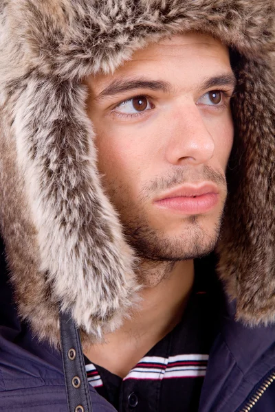 Studio bild av en ung man klädd för vintern — Stockfoto