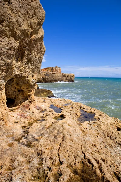 Costa rocciosa dell'Algarve, il sud del Portogallo — Foto Stock