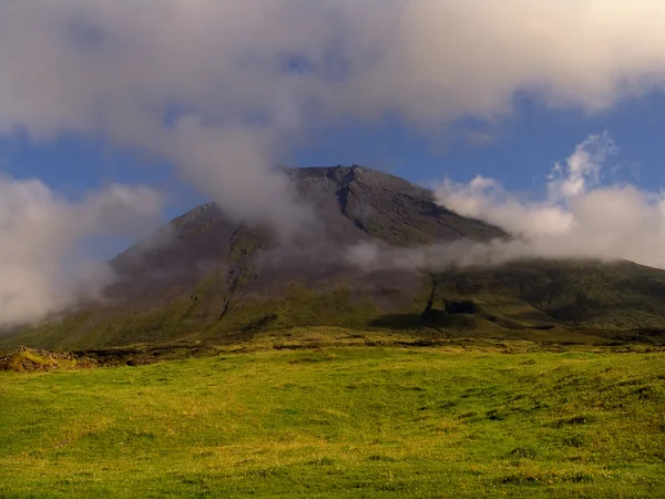 Гора Пико с облаками — стоковое фото