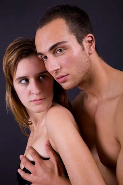 Jovem casal juntos retrato no fundo preto — Fotografia de Stock