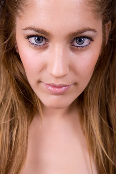 An young beautiful woman close up portrait — Stock Photo, Image