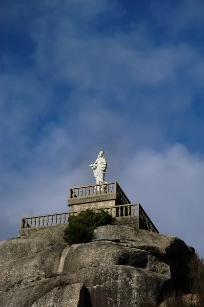 Статуя Иисуса в горах — стоковое фото