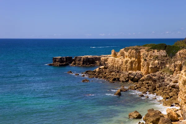 Skalnaté pobřeží algarve, na jihu Portugalska — Stock fotografie