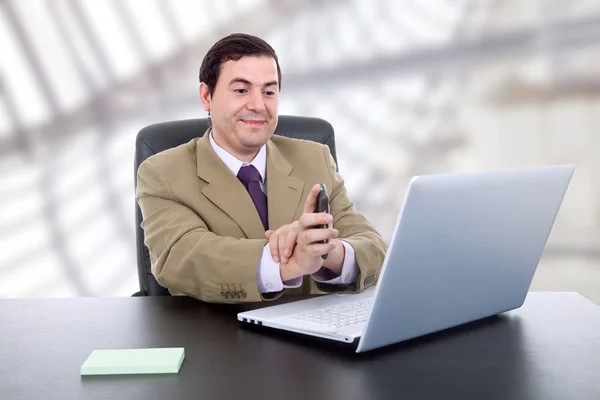 Giovane uomo d'affari che lavora con è laptop — Foto Stock