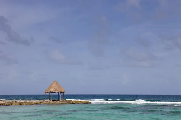 Bacino di legno sul mare dei caraibi nella penisola dello Yucatan, Messico — Foto Stock