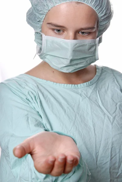 Молода медсестра пропонує руку, фокус на обличчі — стокове фото