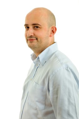Beyaz bir arka plan genç casual adam portresi