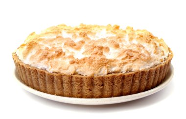 Beyaz bir arka plan olarak bir tabak içinde kek