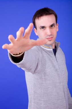 mavi bir arka plan üzerinde sıradan genç adam portresi koştu