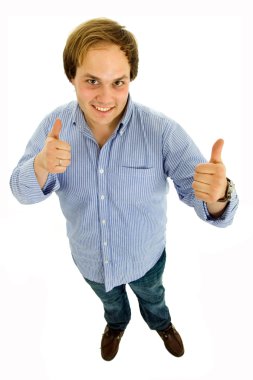 casual delikanlı başparmak, beyaz bir arka planda gidiyor.