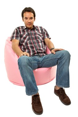 küçük bir kanepe oturan genç casual adam