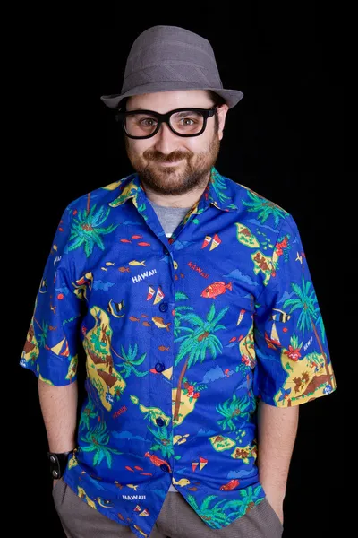 Felice uomo felice con una camicia hawaiana su sfondo nero — Foto Stock