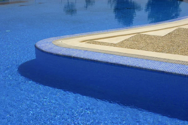 Piscina acqua blu in una giornata estiva — Foto Stock