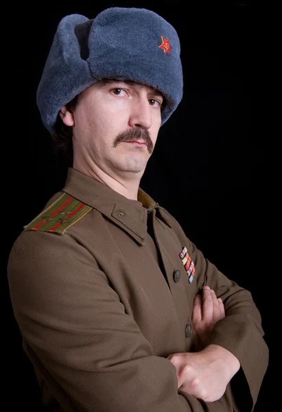 Молодой человек, одетый как русский военный, студия — стоковое фото